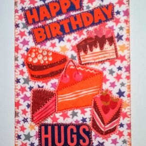 JOYEUX ANNIVERSAIRE câlins 4 x 6 carte postale en tissu elle lui enfant petits-enfants parent ami applique matelassée * câlins et gâteau et étoiles *