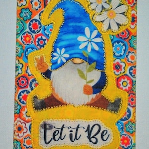 GNOME LET IT Be 4 x 6 carte postale en tissu elle lui ami parent cadeau d'anniversaire cadre matelassé appliqué * Daisy Gnome amour et paix *