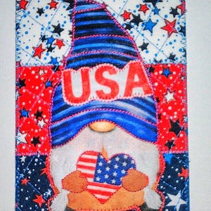 GNoME AMeRICANA PATRIOTIC USA 4 x 6 carte postale en tissu rouge blanc bleu Elle lui, un ami proche, cadeau d'anniversaire, cadre matelassé appliqué * gnome des Etats-Unis *