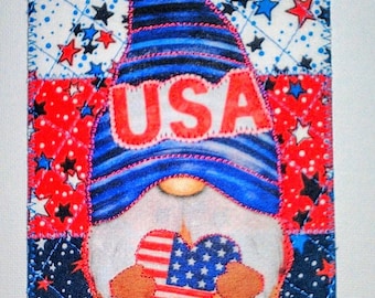 GNoME AMeRICANA PATRIOTIC USA 4 x 6 carte postale en tissu rouge blanc bleu Elle lui, un ami proche, cadeau d'anniversaire, cadre matelassé appliqué * gnome des Etats-Unis *