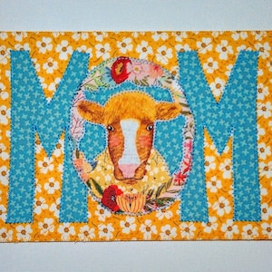Grande carte postale en tissu VACHE MAMAN 5 x 7 po. LETTRES BLEUES sarcelle du pays, parent cadre cadeau pour son amie Merci pendaison de crémaillère appliquée sur édredon Vache maman