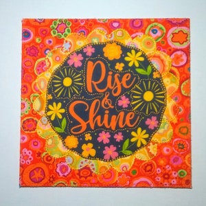 RISE AND SHINE 6x6 pollici Cartolina in tessuto *INSPiRATIONAL* Compleanno Lei Lui Amico Parente Cornice impostata su cavalletto trapuntato Applicato