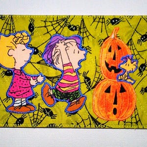 HALLOWEEN PEANUTS GANG 4 x 6 carte postale en tissu elle lui enfant petits-enfants ami proche * maison hantée citrouilles chauve-souris chat noir araignée *