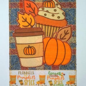 JESIEŃ DYNIOWE KORZENIE LATTE CUPCAKE Tkanina 4x6 Pocztówka Jesienne pozdrowienia Jej On Dziecko Przyjaciel Krewny Pikowane Aplikacje *JESIEŃ ZABAWA*