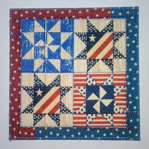 Colagem de colcha americana vermelha e azul, 6 x 6 polegadas, cartão postal de tecido * vermelho profundo, azul profundo, cru, azul ardósia * acolchoado de aniversário com apliques