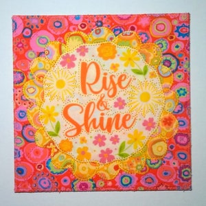 RISE AND SHINE 6x6 pollici Cartolina in tessuto *INSPiRATIONAL* Compleanno Lei Lui Amico Parente Cornice impostata su cavalletto trapuntato Applicato