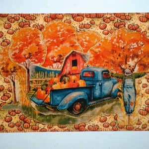 VOEUX D'AUTOMNE vintage camion 5 x 7 carte postale en tissu automne scène citrouilles automne épouvantail son lui ami parent matelassé appliqué