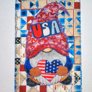 GNoME AMeRICANA PATRIOTIC USA 4 x 6 carte postale en tissu rouge blanc bleu Elle lui, un ami proche, cadeau d'anniversaire, cadre matelassé appliqué * gnome des Etats-Unis *