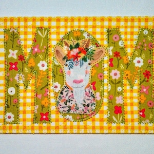 MAMAN CHÈVRE 4 x 6 po. Carte postale en tissu * Gingham or jaune * Cadeau cadre pour une maman parent son amie Merci Couette pendaison de crémaillère Applique chèvre MaMA