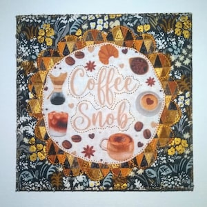 COFFEE SNOB 6x6 pollici cartolina artistica in tessuto *Per voi amanti del caffè là fuori!* Cornice per decorazioni per la cucina di compleanno impostata su cavalletto trapuntato applicato
