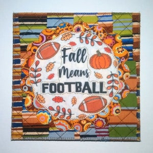 FALL MEANS FOOTBALL Cartolina in tessuto da 6x6 pollici *Per voi amanti del calcio là fuori!* Cornice per compleanno con uomo caverna su cavalletto trapuntato applicato