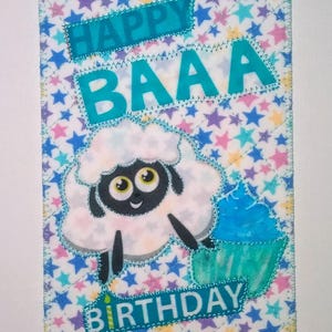 HAPPY BAAA BIRTHDAY Stoff 100x150 Postkarte Geburtstag Her Kind Kinder Enkel relativ Freund Quilt Applikation SCHÄFCHEN CuPCAKE * Türkis Wörter *