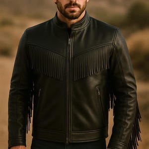 Puede incluir: Chaqueta de cuero negra con flecos en el pecho y las mangas. La chaqueta tiene una cremallera, un cuello alto y dos bolsillos delanteros. Un estilo clásico, adecuado para diversas ocasiones.