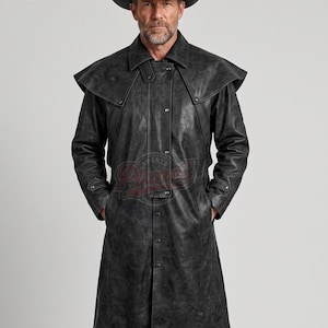 Casaco longo masculino em couro de cordeiro preto com efeito desgastado, estilo faroeste, ideal para o visual de cowboy do Velho Oeste ou como presente.