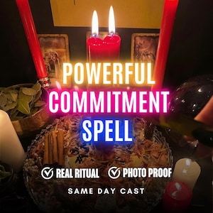 Peut inclure: Un ensemble rituel avec des bougies rouges, des bâtons de cannelle et des herbes séchées sur une assiette en verre. Le texte indique POWERFUL COMMITMENT SPELL, REAL RITUAL, PHOTO PROOF et SAME DAY CAST. La scène inclut des cartes de tarot.
