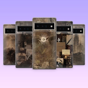 Puede incluir: Una colección de cinco fundas para teléfono con diseños de estilo vintage. Las fundas presentan varios collages artísticos en tonos sepia, incluyendo imágenes de manos, libros y elementos arquitectónicos. Las fundas se muestran sobre un fondo degradado púrpura.