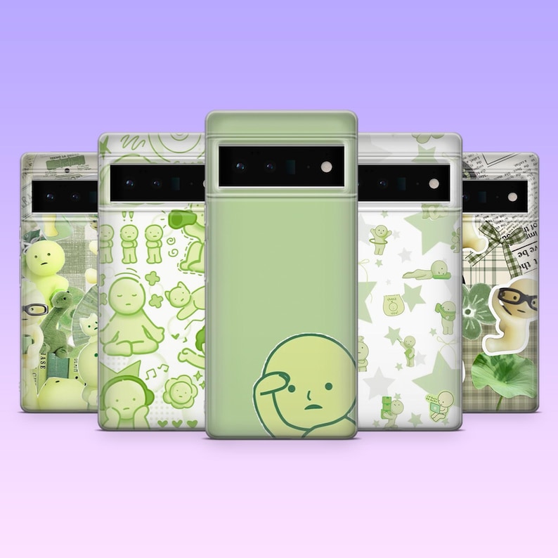 Puede incluir: Cinco fundas de tel&eacute;fono en fila, cada una con un dise&ntilde;o diferente. Las fundas son de color verde claro y blanco, con varias ilustraciones de dibujos animados. Una funda tiene un color verde claro liso con un personaje de dibujos animados. Las fundas son para un smartphone.