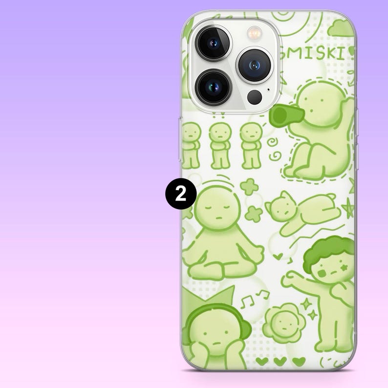 Puede incluir: Funda transparente para tel&eacute;fono con una ilustraci&oacute;n de dibujos animados verdes. El dise&ntilde;o presenta varias figuras, nubes, flores y notas musicales. El texto "MISKI" es visible en la parte superior. La funda est&aacute; dise&ntilde;ada para un tel&eacute;fono con m&uacute;ltiples lentes.