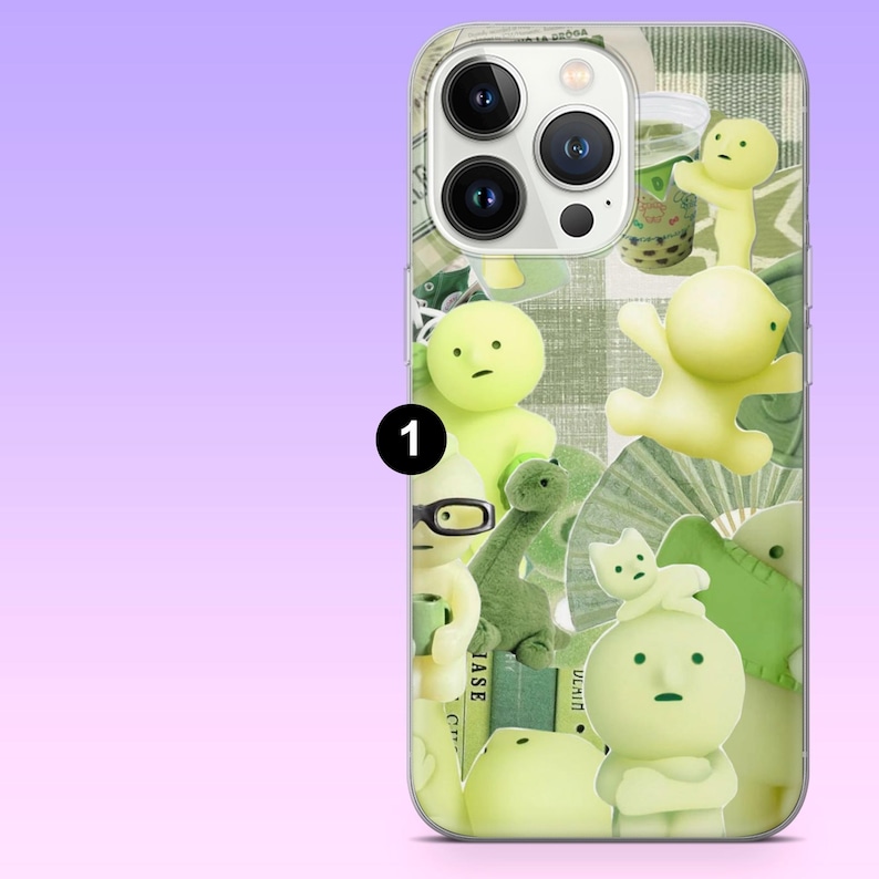 Puede incluir: Una funda de tel&eacute;fono con un collage de figuras y objetos de dibujos animados verdes y amarillos. La funda presenta una variedad de personajes, incluyendo un dinosaurio, un gato y varias figuras humanoides. El fondo tiene un patr&oacute;n verde y blanco.