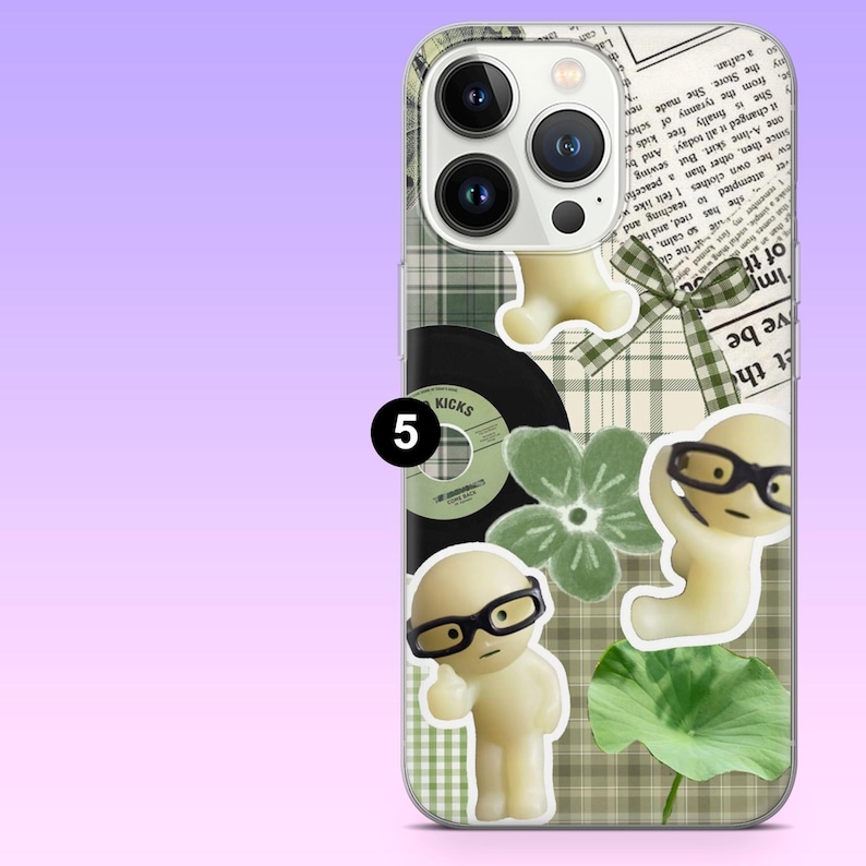 Puede incluir: Funda de tel&eacute;fono transparente con un dise&ntilde;o de collage. El dise&ntilde;o incluye un disco de vinilo, una flor verde y peque&ntilde;as figuras con gafas. El fondo presenta una mezcla de cuadros y estampado de peri&oacute;dico.