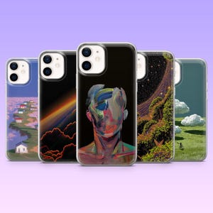 Pode incluir: Uma coleção de cinco capas de telefone com designs artísticos únicos. As capas apresentam várias ilustrações coloridas, incluindo uma paisagem, um arco-íris, um rosto abstrato, uma noite estrelada e um campo gramado com nuvens. As capas são exibidas em um fundo gradiente roxo.