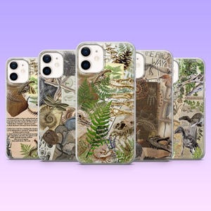 Puede incluir: Cinco fundas para teléfono con un diseño de collage que presenta fósiles de dinosaurios, helechos e ilustraciones vintage. Las fundas tienen un fondo transparente y un acabado brillante, con una variedad de imágenes de fósiles y plantas en tonos marrones, verdes y beige.