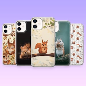 Puede incluir: Cinco fundas para smartphone dispuestas en fila, cada una con un diseño único de ardilla. Las fundas muestran varios estilos artísticos, incluyendo ilustraciones de dibujos animados, una ardilla realista y un patrón repetitivo.