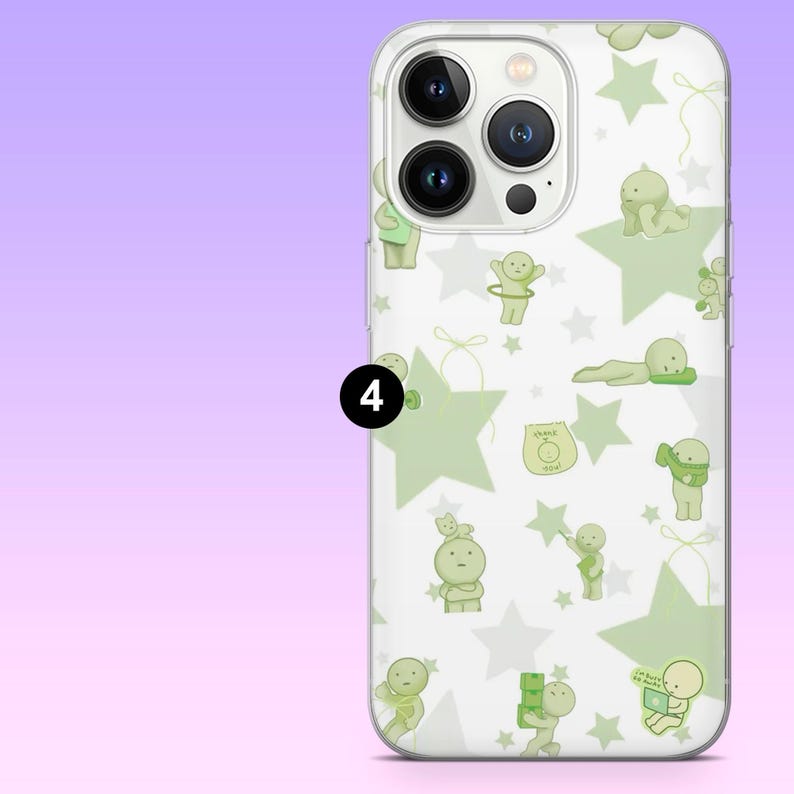Puede incluir: Funda transparente para tel&eacute;fono con un patr&oacute;n repetido de figuras de dibujos animados verde claro y estrellas sobre un fondo blanco. La funda tiene un recorte para la c&aacute;mara y un n&uacute;mero 4 negro en un c&iacute;rculo.