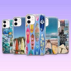 Può includere: Una collezione di custodie per telefoni con disegni di tavole da surf e scene di spiaggia. Le custodie mostrano tavole da surf colorate, onde oceaniche e paesaggi marini. Alcune custodie hanno il testo "SURF" e "YOU CAN'T STOP THE WAVES BUT YOU CAN LEARN TO SURF".