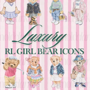 Op de afbeelding: Illustratie van acht teddyberen in verschillende outfits, waaronder tennis-, school- en golfkleding. De achtergrond is roze en wit gestreept. De tekst "Luxury RL GIRL BEAR ICONS" is in groen weergegeven.