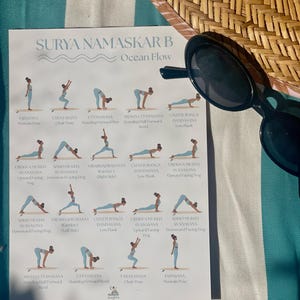 Peut inclure: Un tableau blanc de séquence de yoga intitulé "SURYA NAMASKAR B Ocean Flow" avec des illustrations de postures de yoga. Des lunettes de soleil noires et un chapeau de paille sont partiellement visibles dans l'image. Le tableau est sur une surface rayée bleue et blanche.