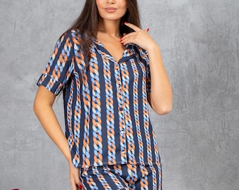 Marineblauwe viscose korte pyjamaset voor dames – overhemd en short met knopen, nachtkleding