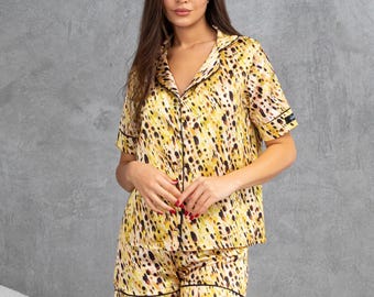 Gult leopardfärgat satinpyjamasset för kvinnor – Skjorta med knappar och shorts