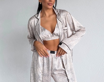 Conjunto de pijama de seda de 3 peças, sutiã de oncinha, calça pantalona e roupão.