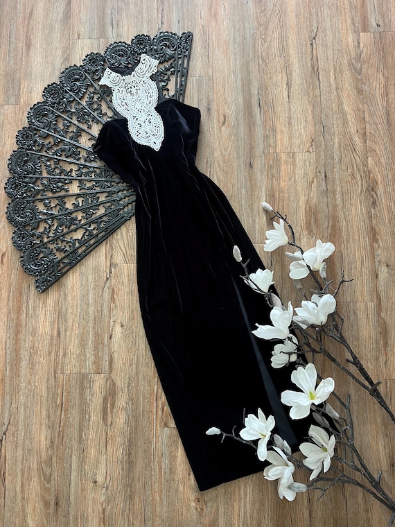 black velvet dress with white lace Vintage dress from the 1980s in black velvet with white lace collar. Puffed shoulders with pads,