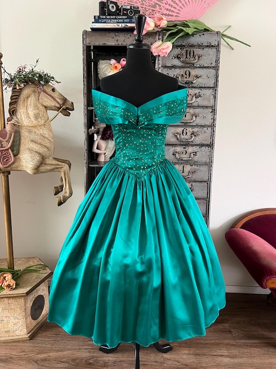 jessica mcclintock prom dress an absolutely golden night vintage jessica mcclintock by gunne sax red carpet look, golden globes, old Hollywood, pink dress, formal dress, pink gown, bow trend, girly look, barbie core, #