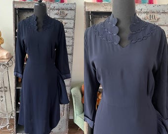 Vestido vintage azul marinho de rayon dos anos 50, tamanho M/G