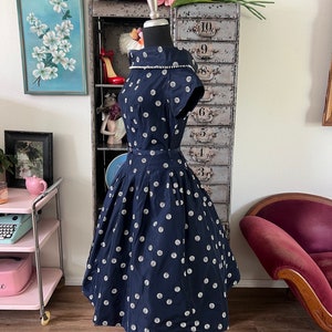Vintage 1950s Victor Josselyn Blue & White Daisy Print Dress | XS/S