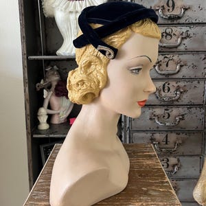 Vintage 1950&#39;s Navy Blue Velvet Hat