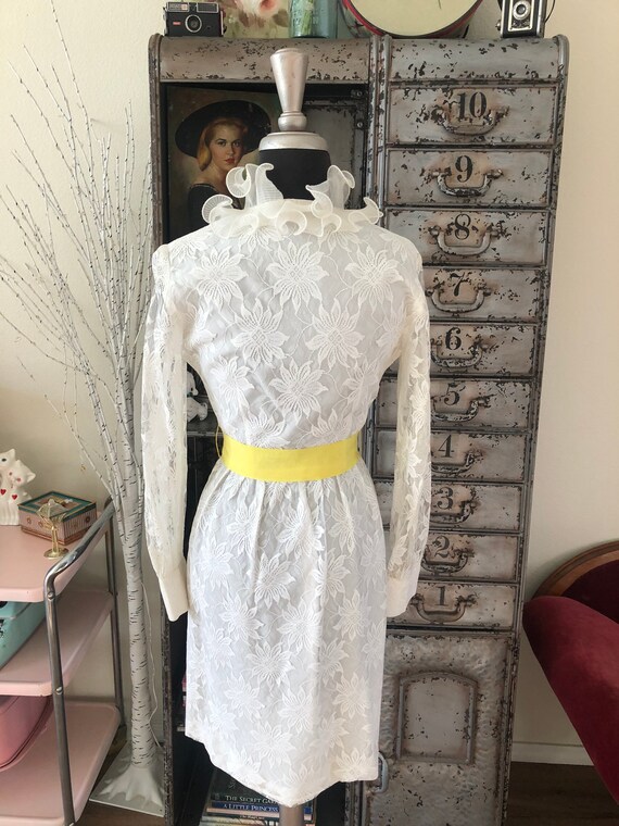 1960's 70's White Lace Mini Dress with Ruffled Ne… - image 6