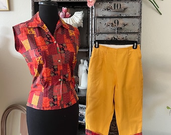 Könnte beinhalten: Ein zweiteiliges Vintage-Outfit mit einem ärmellosen Hemd mit Kragen und einer verkürzten Hose. Das Hemd hat ein Patchworkmuster in Rot, Orange und Gelb. Die Hose ist einfarbig gelb mit einem gemusterten Besatz. Das Outfit wird auf einer Schaufensterpuppe präsentiert.