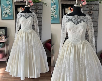 Vintage 1950's Ivory Wedding Gown with Lace XXS