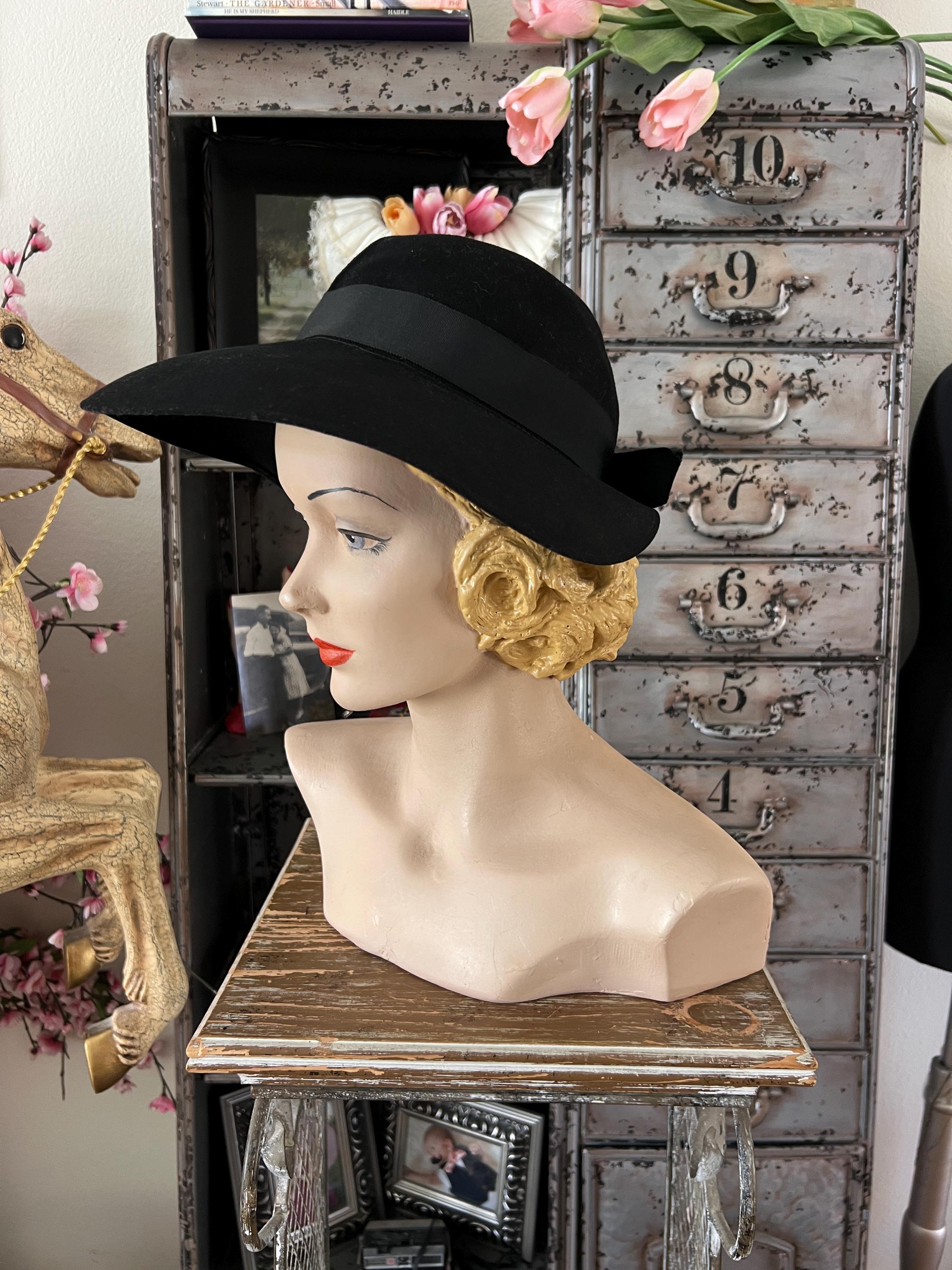 SPLENDID 1930s\' BLACK FABRIC & STRAW TOQUE WITH A FEATHER \