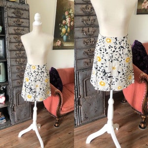 Vintage 1970&#39;s Daisy Mini Skirt XS