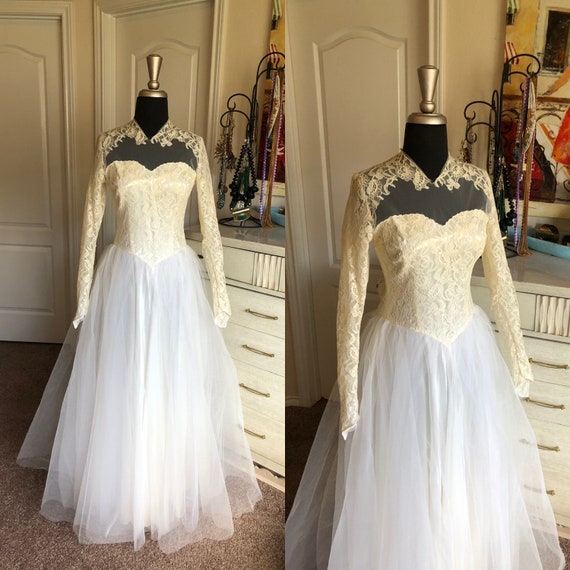 Vintage 1950's Off White Lace and Tulle Wedding D… - image 1