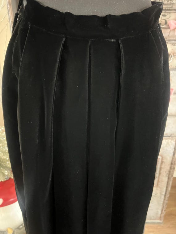 A Tentative Atelier Geno skirt in black velvet with perforated detail