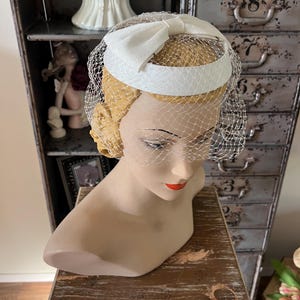 Vintage jaren &#39;50 &#39;60 witte halohoed met sluier en witte strik