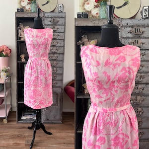 50er-60er-Jahre-Kleid mit rosa und weißem Blumendruck, klein