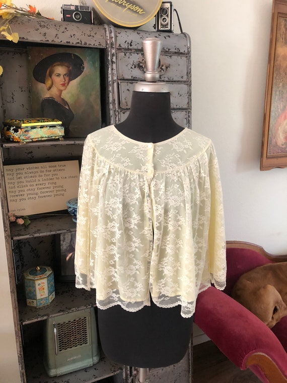 Vintage 1950's Pale Yellow Lace Bed Jacket Medium - image 3