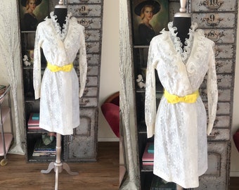 Mini vestido de encaje blanco de los años 70 de 1960 con escote con volantes XS